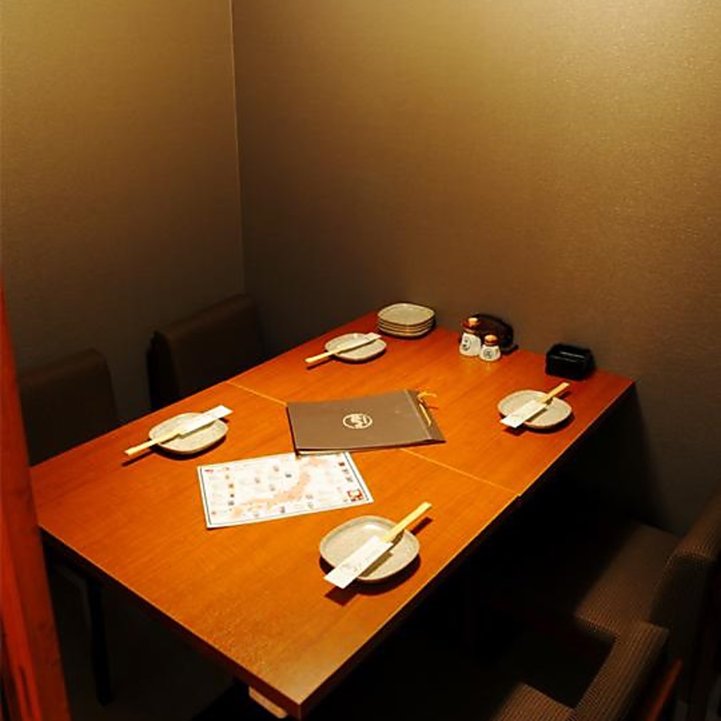 仕事帰りの気軽な飲み会に最適な和モダンで落ち着いたプライベート空間。個室のご予約はお早めに。