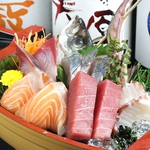新鮮！刺身5点盛りをハッピーアワーでお得に食べよう！平日11:30～17:00に税込み1,100円でご提供！