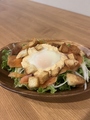料理メニュー写真 自家製タルタルソースとスモークサーモンのサラダ