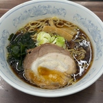 店主が再現した忘れられない旅先の味。優しく深いコクの特製醤油スープが絡む懐かしい一杯です。