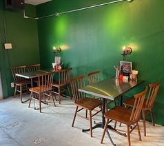 3～5名様、ベビーカーありの場合はこちらのテーブル席へどうぞ