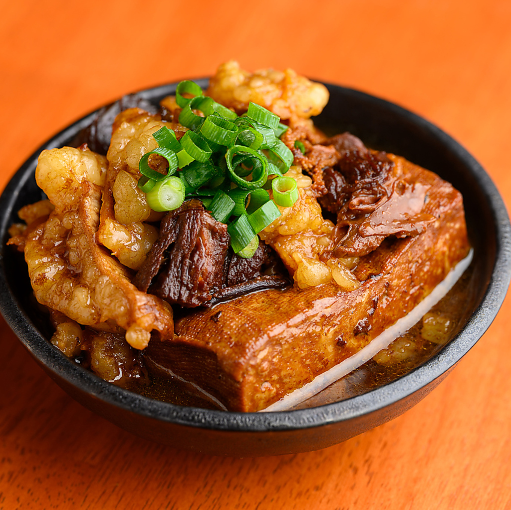 じっくり手間暇かけて煮込んだ看板メニュー！芯まで味が染みた濃厚な旨味はビールや日本酒に相性抜群