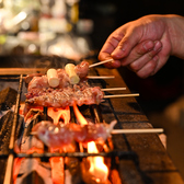 職人が炭火で丹念に焼き上げる国産鶏の焼き鳥と、厳選して仕入れる旬の季節のお刺身。素材と焼きにこだわった自慢のメニューをご提供。