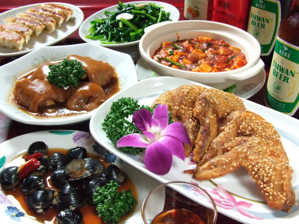 手羽先・シジミ醤油漬け・コラーゲンたっぷり豚足等、多彩なメニューを取り揃えています!!