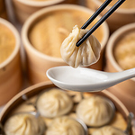 小龍包は、点心師による包みたてをお届けします。 