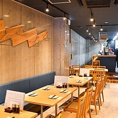 ご友人やご家族との食事にぴったりのテーブル席は、4名様、6名様用の席を各種ご用意しています。ゆったりとした空間で、会話を楽しみながらお食事をご堪能ください。