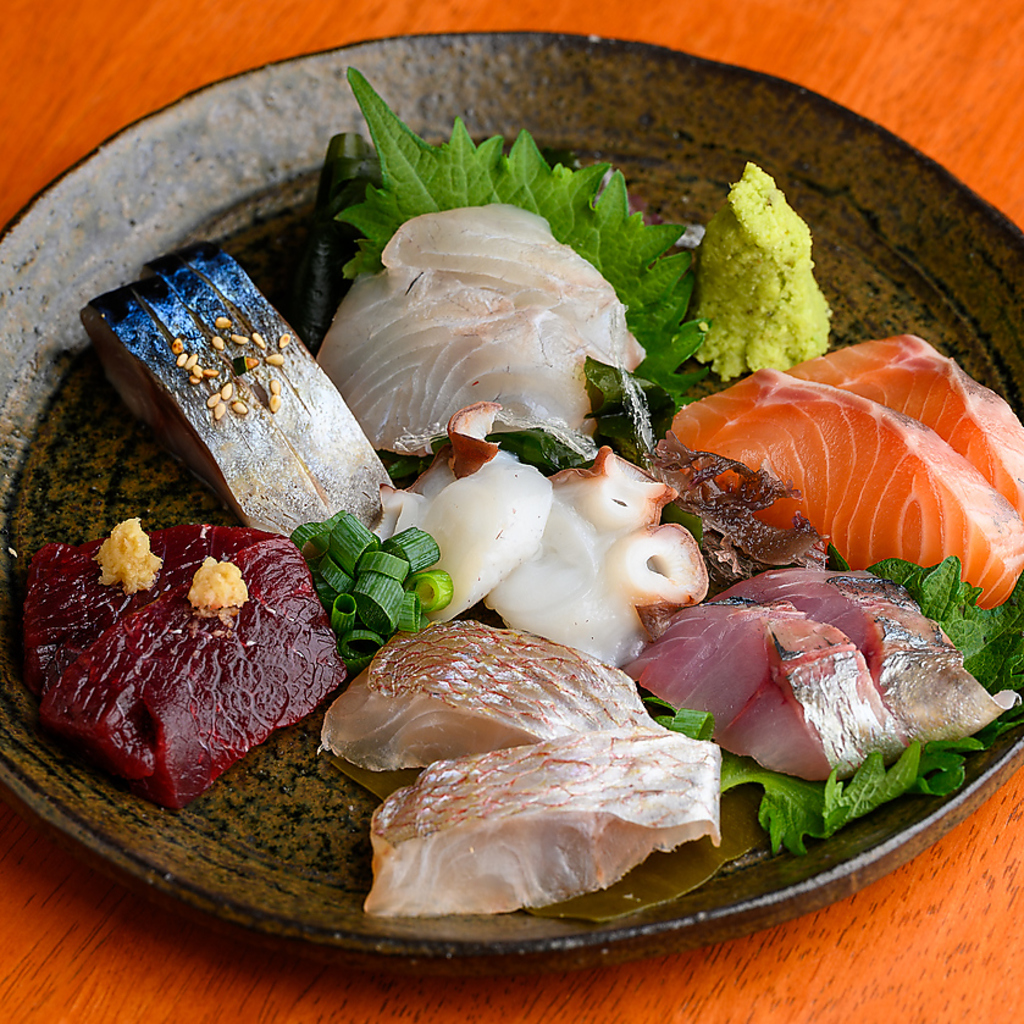 地元金沢ならではの新鮮な魚介を厳選！旬の美味しさを最大限に活かした、お酒が進む極上のお刺身です