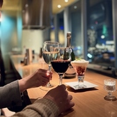 【夜景×天ぷら】素材の味を活かした、揚げたて創作天ぷらとお酒を、夜景を眺めながら楽しめる贅沢な空間をご用意。カウンター越しに望む夜景と、グラスを重ねるひととき。目の前に広がるみなとみらいの煌めきが、会話を自然と弾ませます。デートや記念日に選ばれる、夜景が主役の特等席です。