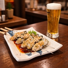 牡蠣の串焼きにんにく醤油のコクと香りが牡蠣の旨味を引き立てるの写真