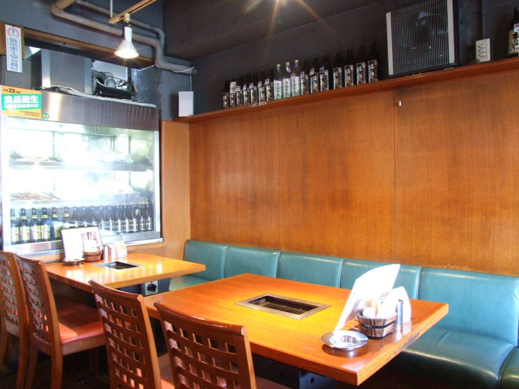 少人数ならテーブル席。仲間や家族と鉄板を囲んで旨い焼肉をご堪能ください。