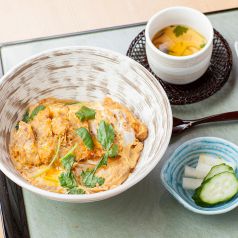 旬の焼き魚やその日に仕入れた新鮮な鮮魚を使用した御膳