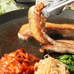 ジューシーな豚の三枚肉をお席で豪快に焼き上げる韓国式鉄板焼肉！