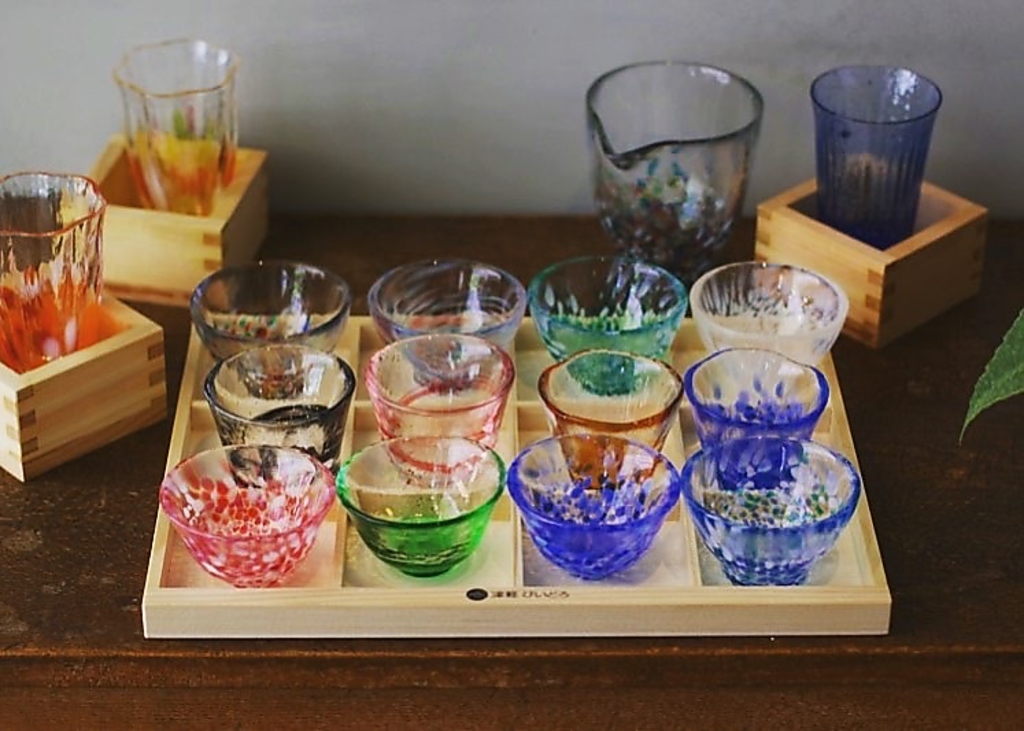 日本酒は、オシャレで可愛い津軽びいどろのおちょこでご提供。味だけでなく視覚でもお楽しみ下さい。