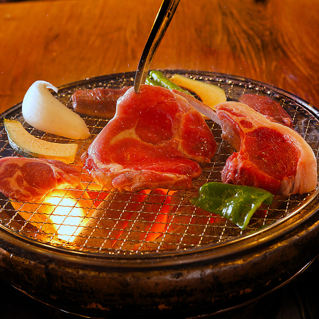 一本単位でご注文いただけるラムチョップをガブリ！食べ応えのあるラム肉です。