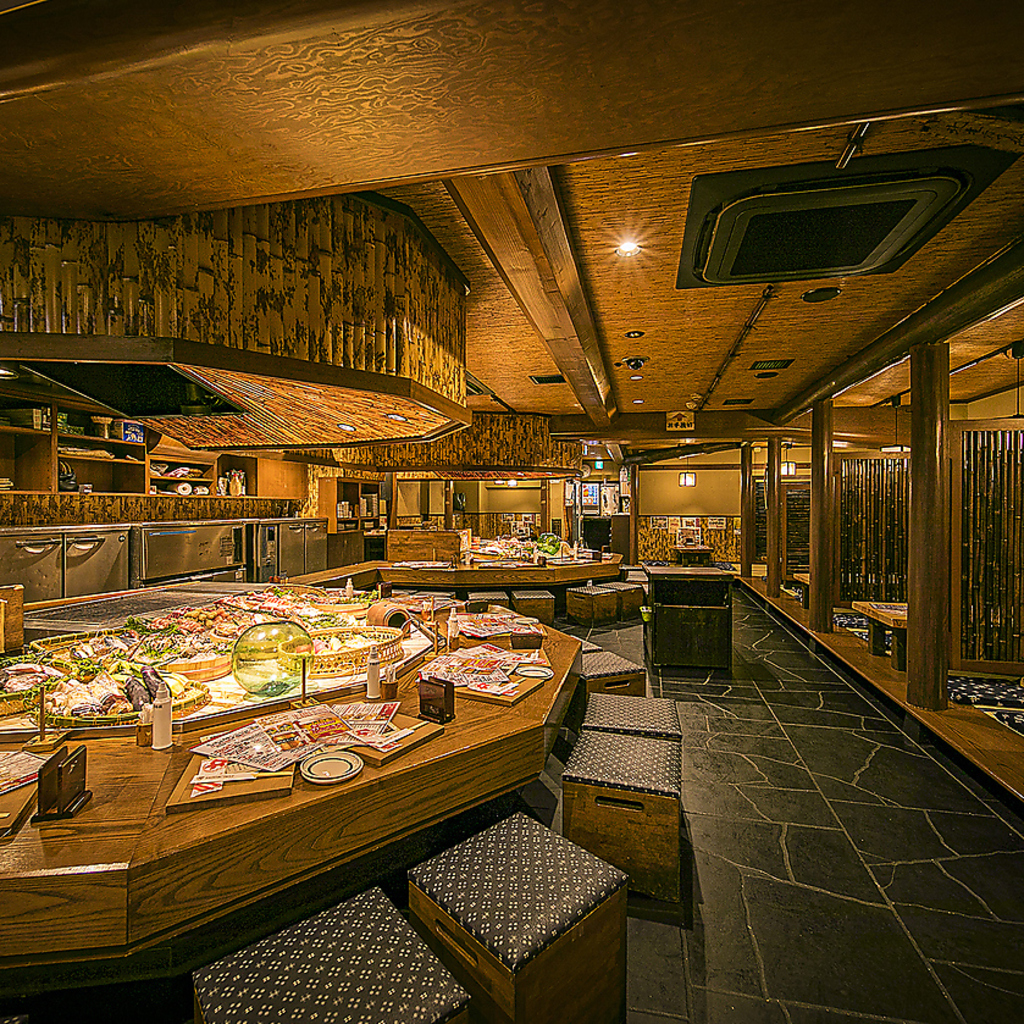 目の前で豪快に焼き上げるカウンター席は炉ばたの醍醐味！臨場感もあり料理人との会話も楽しめます♪