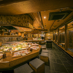 目の前で豪快に焼き上げるカウンター席は炉ばたの醍醐味！臨場感もあり料理人との会話も楽しめます♪