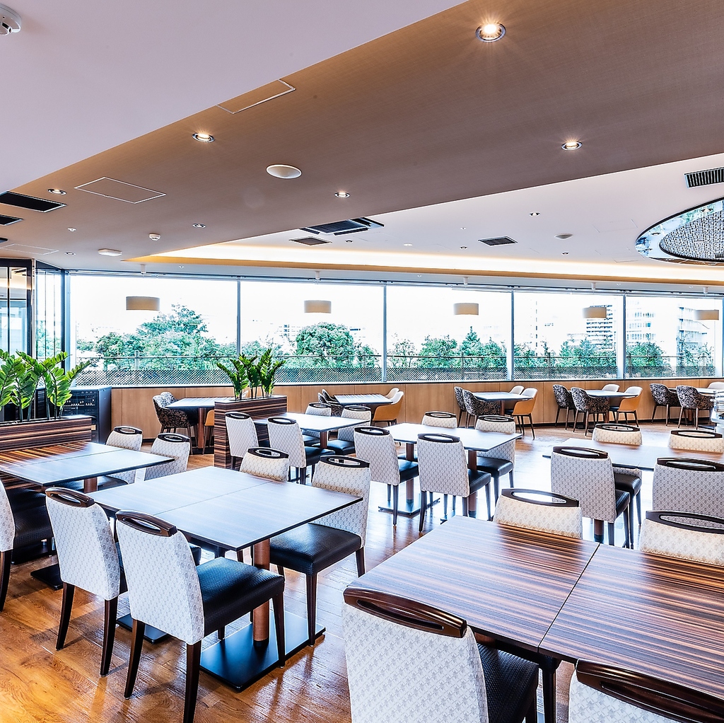 開放的な店内でお食事をお楽しみください。