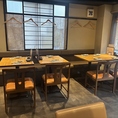【4名様用テーブル席】お洒落でスッキリとしたお席で、カジュアルに楽しむ焼鳥＆串焼き女子会にもおすすめです♪