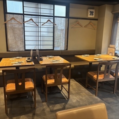 【4名様用テーブル席】お洒落でスッキリとしたお席で、カジュアルに楽しむ焼鳥＆串焼き女子会にもおすすめです♪【王子/東十条】