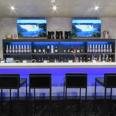 カウンター席ございます！カウンターでスタッフと乾杯！気軽に話せるバーです！おひとりでも大歓迎です。会話もお酒もお楽しみください。スタッフ一同お待ちしております。