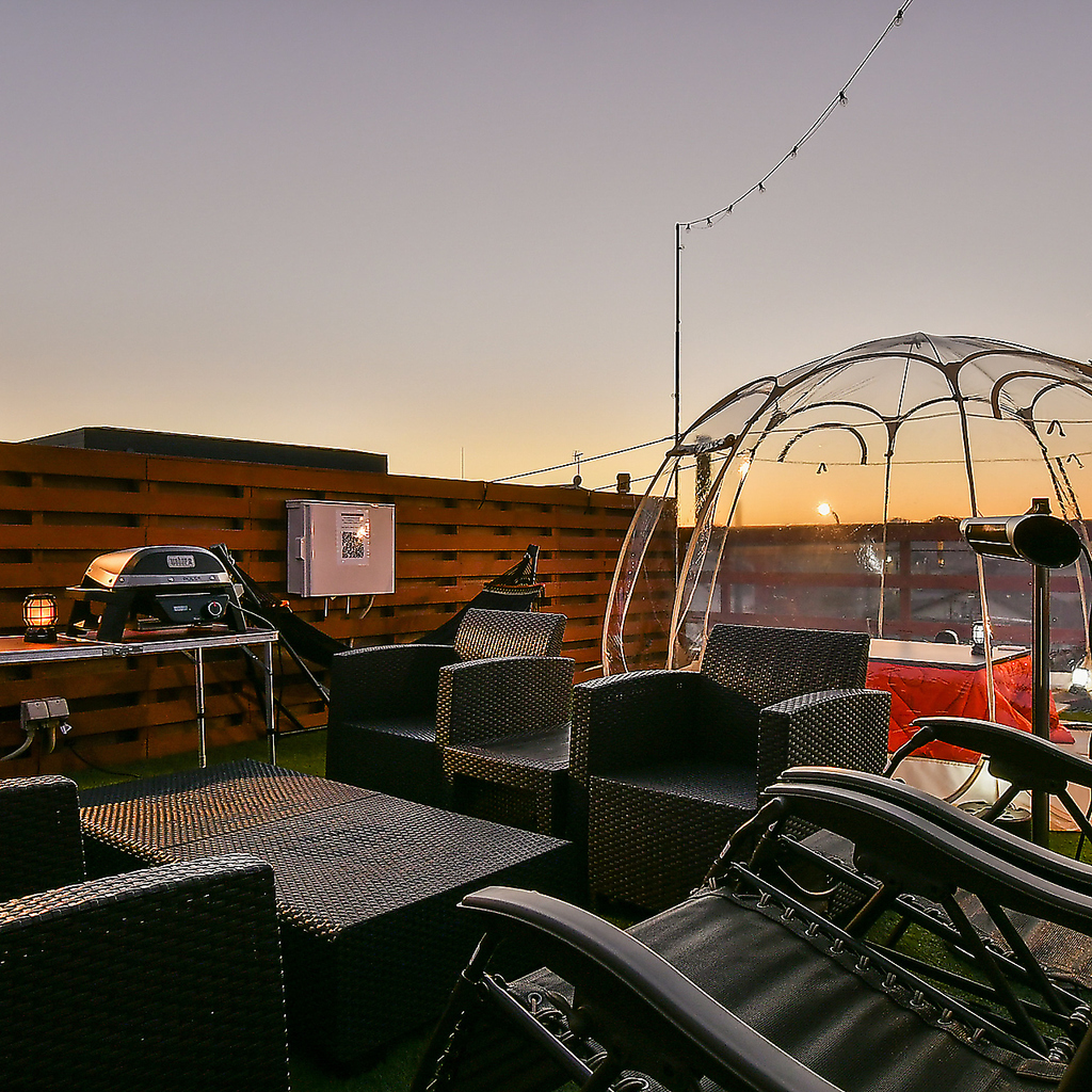 昼間は日の光を感じて、夜は夜景を眺めながら、開放的な屋外の空間を満喫♪幅広いシーンにご利用OK★