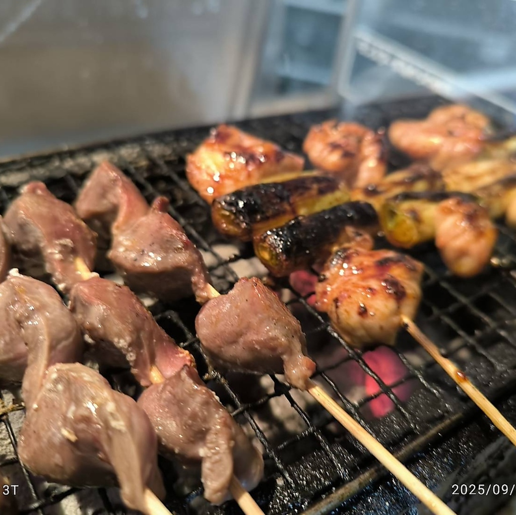 ジューシーな鶏肉と新鮮な旬の野菜が、甘辛いタレと絶妙に絡み合い、食欲をそそる美味しさを演出！