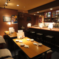 グループでワイワイと賑やかに楽しみたい夜にぴったりな4名様用のテーブル席です。美味しいお食事と多彩なドリンクを囲めば、自然と会話も弾み笑顔の輪が広がります。ご友人同士での普段使いはもちろん、ちょっとしたカジュアルな飲み会など、肩肘張らずにゆったりと過ごしたい賑やかなお集まりにご活用ください。