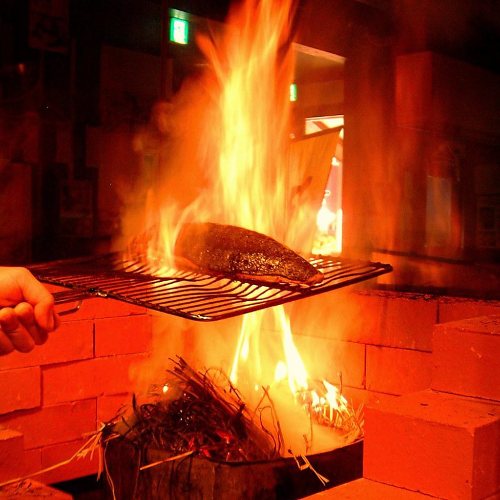 名物のかつおの藁焼きも必食です！！豪快に目の前で焼き上げる光景を見るならカウンターがおすすめ