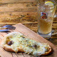 リピーター続出！人気No.2の特製カレーナンピザ