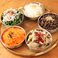 とりあえずドリンクとナムルで乾杯♪名物ナムルは13種！