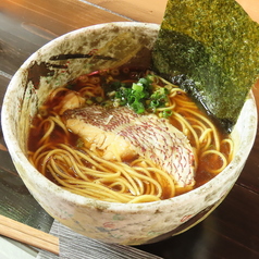 大きな鯛身の鯛だし醤油ラーメン