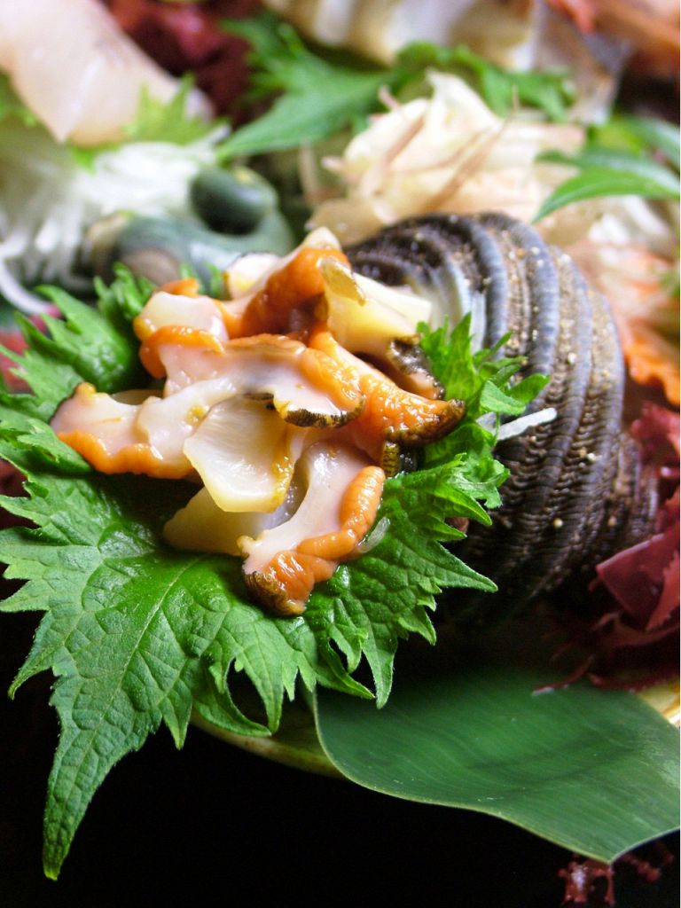 新鮮な【サザエの刺身】は歯ごたえと風味をお愉しみ下さい