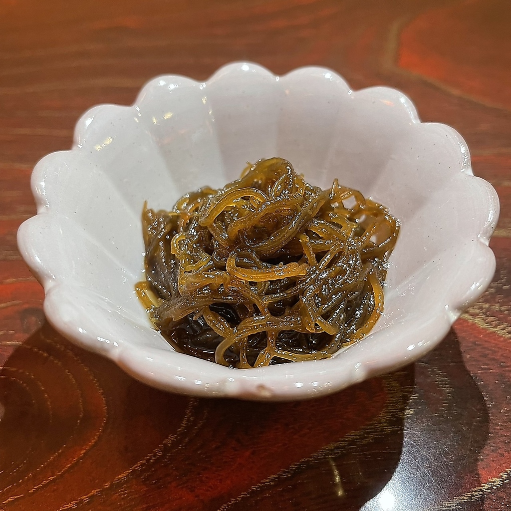 沖縄直送のもずくは健康にも良い逸品です。新鮮な海の味わいを300円(税込)でお楽しみいただけます。