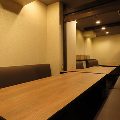 大人数での宴会やパーティーに最適な、最大21名様まで着席可能なテーブル席です。会社の歓送迎会や打ち上げ、サークルでの集まりなど、様々なシーンでご利用いただけます。料理とドリンクのコースも充実しており、幹事様も安心。一体感のある温かい空間で、最高の思い出を作りませんか？