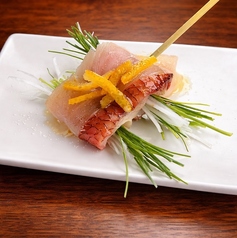 炙り金目鯛と芽ネギ串　柚子ソース