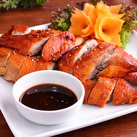 自慢のアヒル焼きは香ばしい皮とジューシーな旨みが絶品