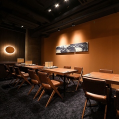 【2階・3階テーブル4名席】深く腰を掛けお寛ぎいただける4名テーブル。