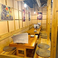 当店では、掘りごたつ席をご用意しております。ゆったりとくつろげるお席で、リラックスしながらお食事をお楽しみいただけます。少人数からのご予約をお待ちしておりますので、友人との集まりや大切な人との時間をぜひこの落ち着いた空間でお過ごしください。