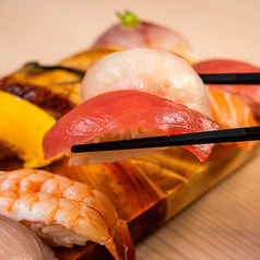 毎朝市場から直送の新鮮な海鮮を使用。自慢の赤酢のシャリの寿司は1貫100円から！1貫ずつご注文可能です。の写真