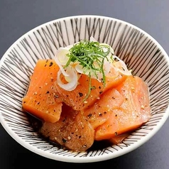 ブラックペッパー漬けサーモン