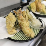 サクサクの天ぷらが盛り付けられた一皿。香ばしい香りが食欲をそそり、和の味わいを楽しむ贅沢な瞬間