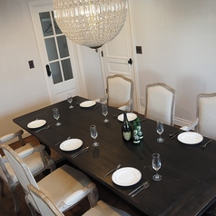 個室もご用意しており、プライベートな空間で気兼ねなくお食事や会話を楽しみたい方におすすめです。サプライズなどにもぜひご利用ください。