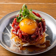 桜肉と新玉ねぎのユッケ