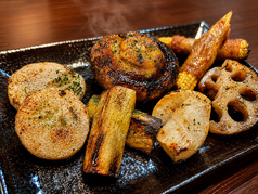 炭火の香ばしい香りが食欲をそそる♪厳選肉の炭火焼き◎