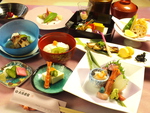 県外のお客様には加賀料理を県内のお客様には季節料理を考えてお出しします。
