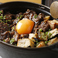 ”肉屋の卵かけご飯” 和牛と季節野菜を炊き込みで