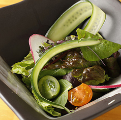 季節野菜の彩サラダ