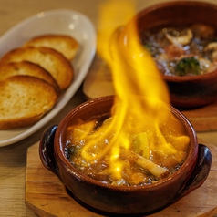 ベーコンとブラウンマッシュルームのフランベアヒージョ