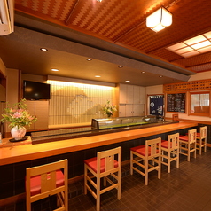 カウンター席では、目の前で職人の握る本格江戸前寿司をお気軽にお楽しみいただけます。