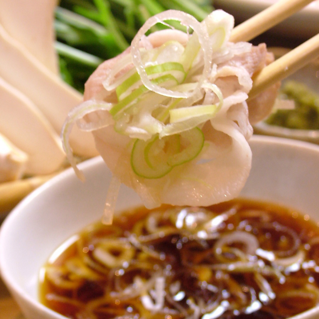 名物のそばしゃぶもおすすめです。ワイン風味の特製おだしでしゃぶしゃぶしたら…そばつゆでどうぞ